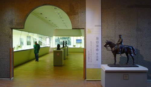 彫刻館Bでの展示風景” class=