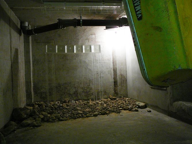 地下展示 / 正面にはミズクラゲのレジン