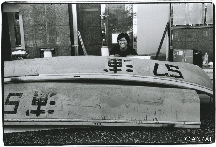 展示場所での作家写真